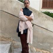 Joven enérgica con ganas de enseñar y aprender.